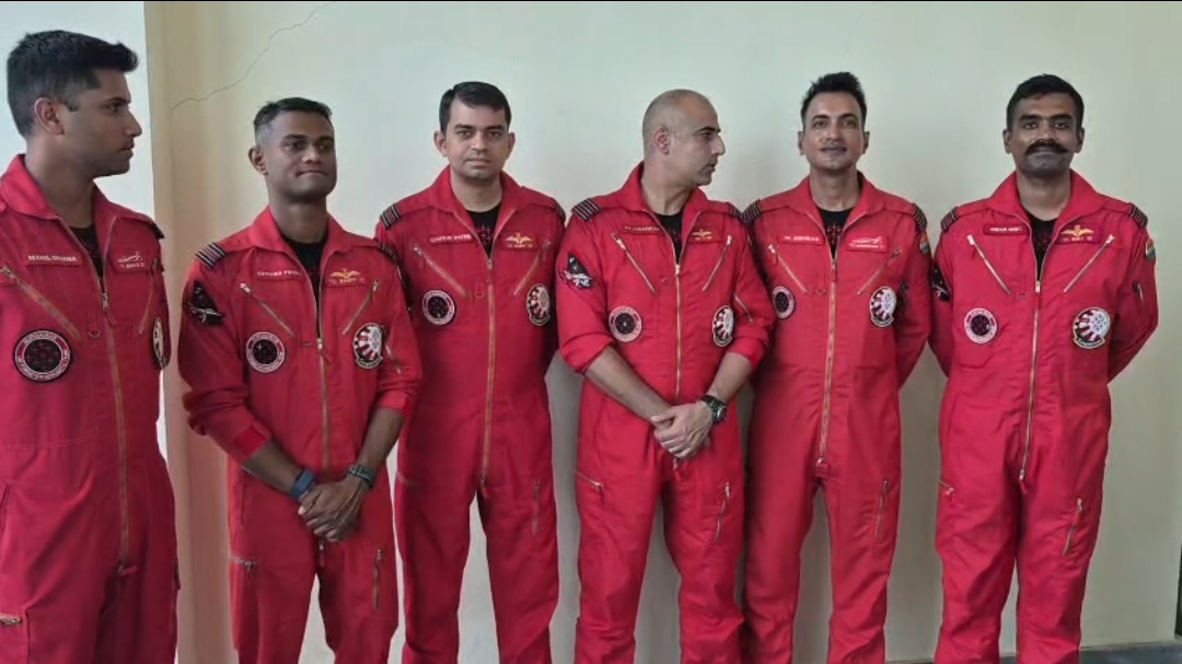मोतिहारी एयर शो के लिए कुशीनगर पहुंचे सूर्यकिरण के 9 हॉक विमान, बारिश से उड़ान में खलल