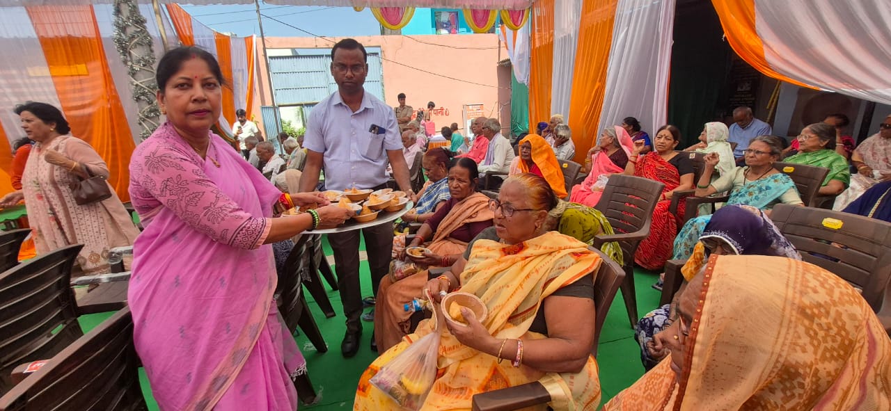 वृद्धाश्रम में फल वितरण कर दिया सेवा और संवेदना का संदेश अनुपमा लोधी