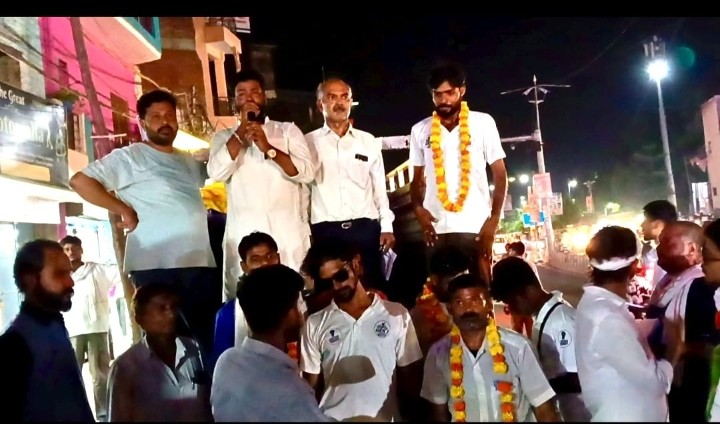 पेपर लीक, बेरोजगारी और महंगाई रोकने में सरकार फेल कांग्रेसियों ने फाफामऊ पहुंची जेन जे कनेक्ट यात्रा, यात्रियों का किया स्वागत