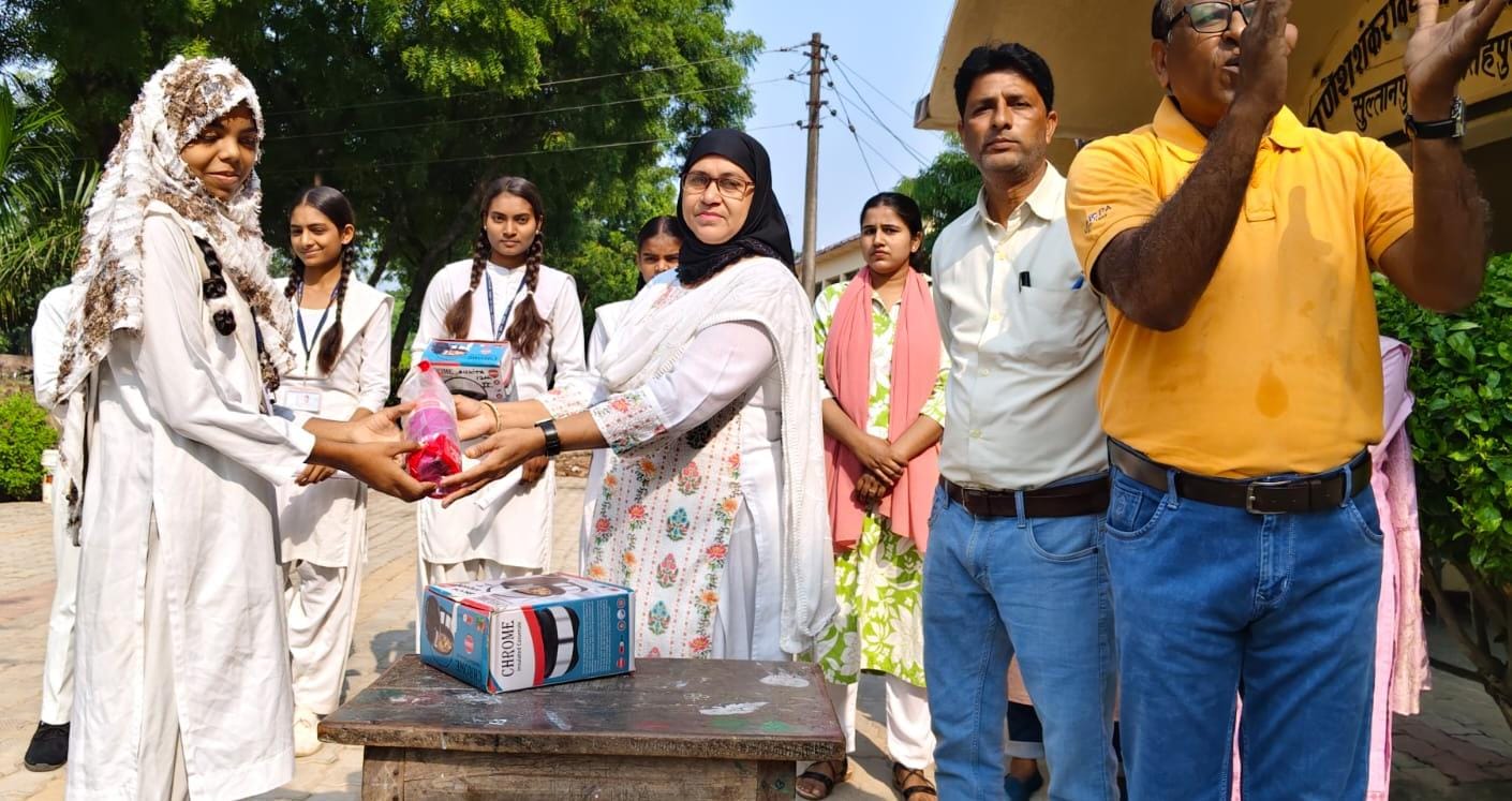 एनएचएआई की चित्रकला प्रतियोगिता में सना आफरीन और काजल ने मारी बाजी - स्वच्छता अभियान के तहत 110 छात्राओं ने लिया हिस्सा