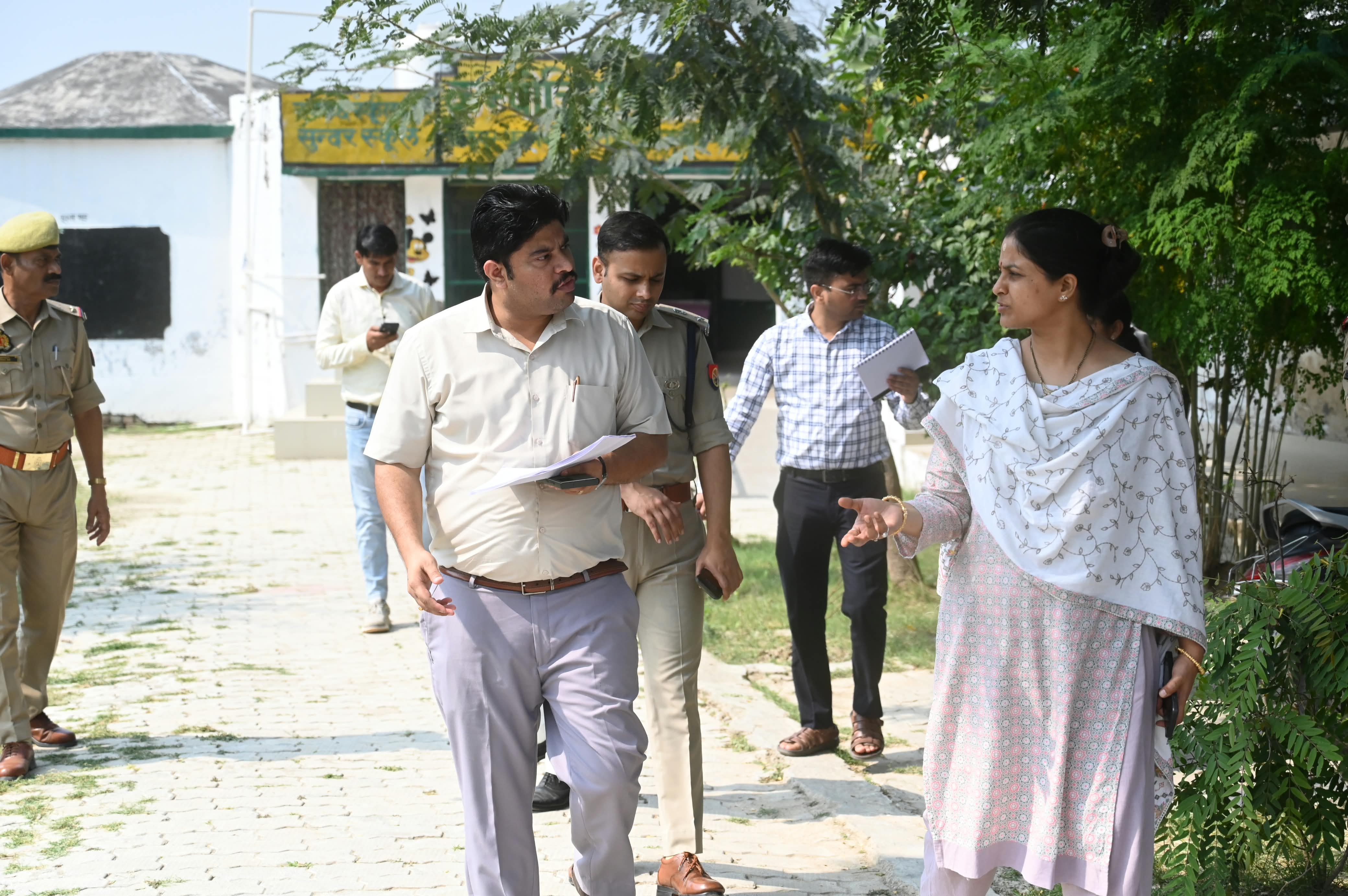 डीएम-एसपी ने बूथों का किया निरीक्षण, पात्र मतदाताओं के नाम जोड़ने के निर्देश