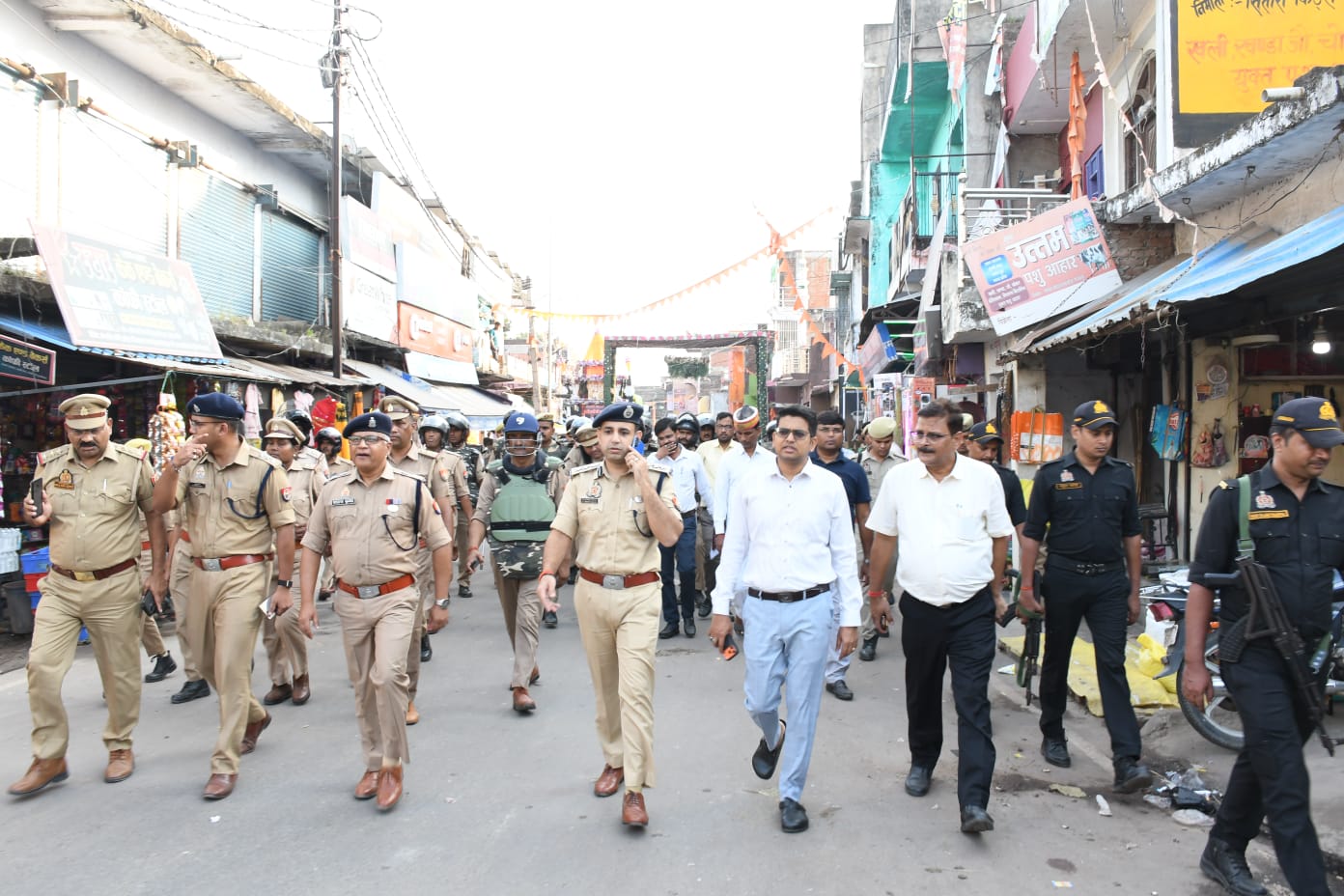 दुर्गा प्रतिमा विसर्जन की तैयारियों का डीएम व एसपी ने लिया जायजा, बांसी में किया पैदल गश्त