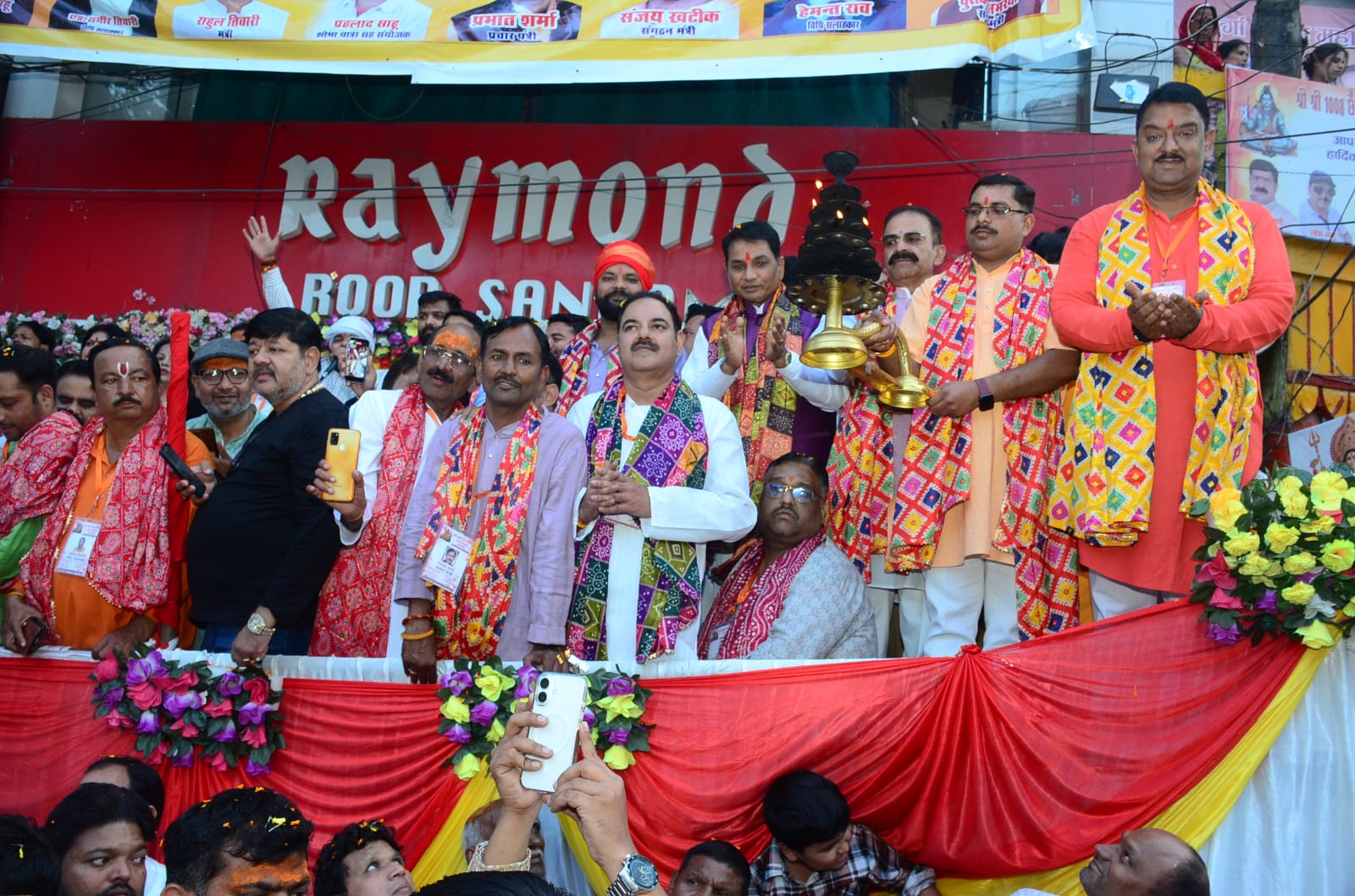 दुर्गा उत्सव महासमिति ने पुष्पवर्षा कर किया मां भगवती की प्रतिमाओं का भव्य स्वागत जय मां काली, जय मां अंबे के जयकारों से गूंज उठा महानगर, सिंधी तिराहे पर कतारबद्ध कराई गईं प्रतिमाएं