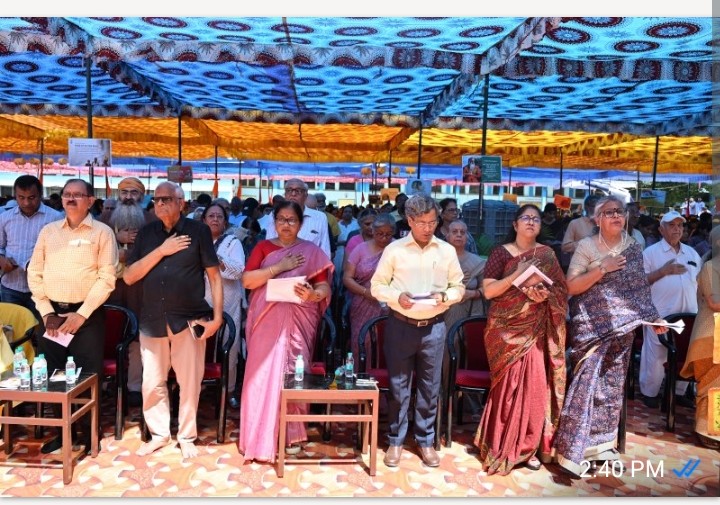 हजारों कंठों से गूंजा श्रीमद्भगवद्गीता का सामूहिक सस्वर पाठ एमपीवीएम परिसर में ‘समर्पणम् गीता चेंटिंग’ का आयोजन