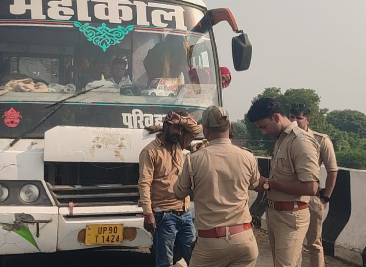नेशनल हाईवे ओवरब्रिज पर बस का टायर फटा, यात्री गंभीर घायल लोहे की चद्दर फटने से पैर में लगी चोट, मेडिकल कॉलेज रेफर