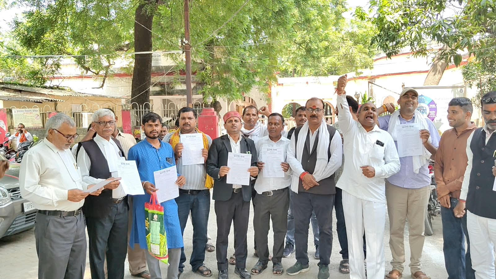 मड़िहान में सरकारी जमीन पर कब्जे के आरोप, करणी सेना ने किया प्रदर्शन