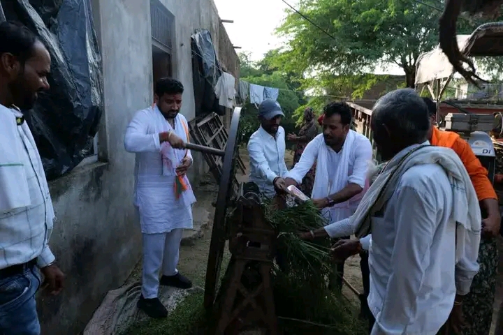 बबीना विधानसभा में लगातार जनता के बीच पहुंच रहे वीरेंद्र प्रताप सिंह यादव वीरू भैया ‘आपका सेवक-आपके द्वार’ अभियान के तहत बुजुर्गों, युवाओं और ग्रामीणों से कर रहे सीधा संवाद
