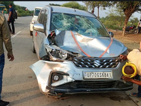 तेज रफ्तार कार ने बाइक सवार को पीछे से मारी टक्कररू दो युवक हुए घायल, एक की हालत नाजुक