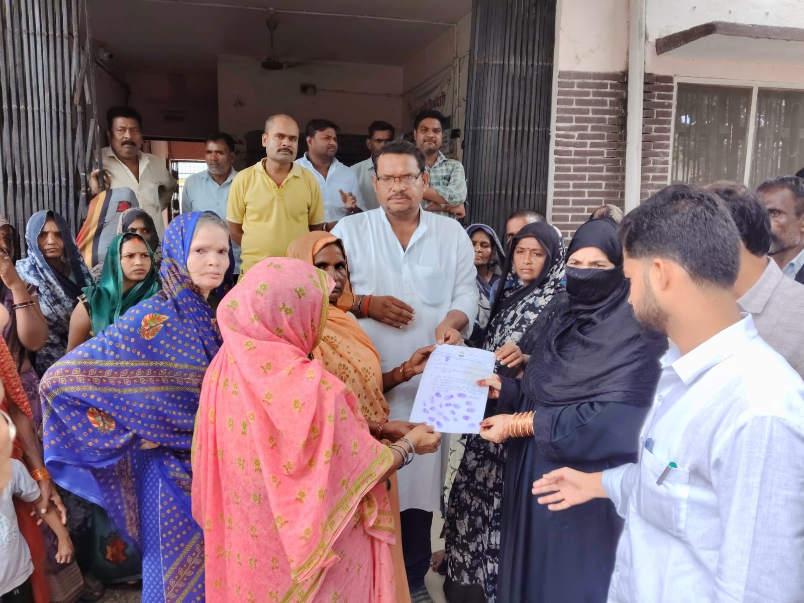 तहसीलदार ने पुलिस बल के साथ विवादि भमि की पैमाइश कराई