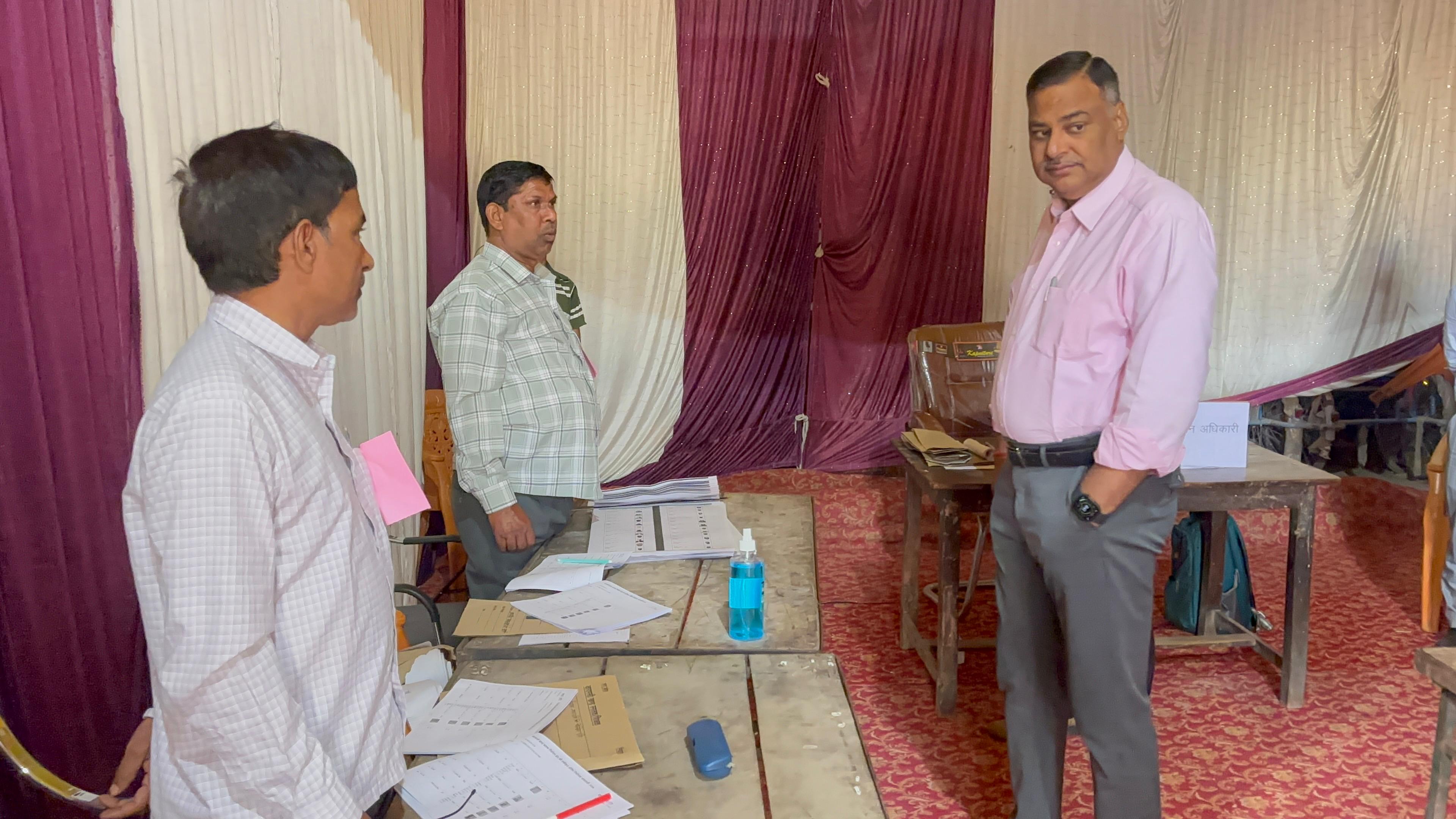 जिले में स्नातक के 42.93 एवं शिक्षक के   71.704 प्रतिशत हुआ मतदान,जिलाधिकारी ने किया बूथों का निरीक्षण