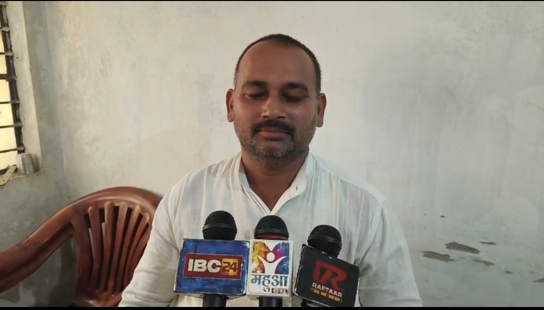 जिला मुख्यालय से चंद कदम दूर सड़क के बीचों-बीच गड्ढा, राहगीर चोटिल, लोगों ने गाड़ा लाल झंडा