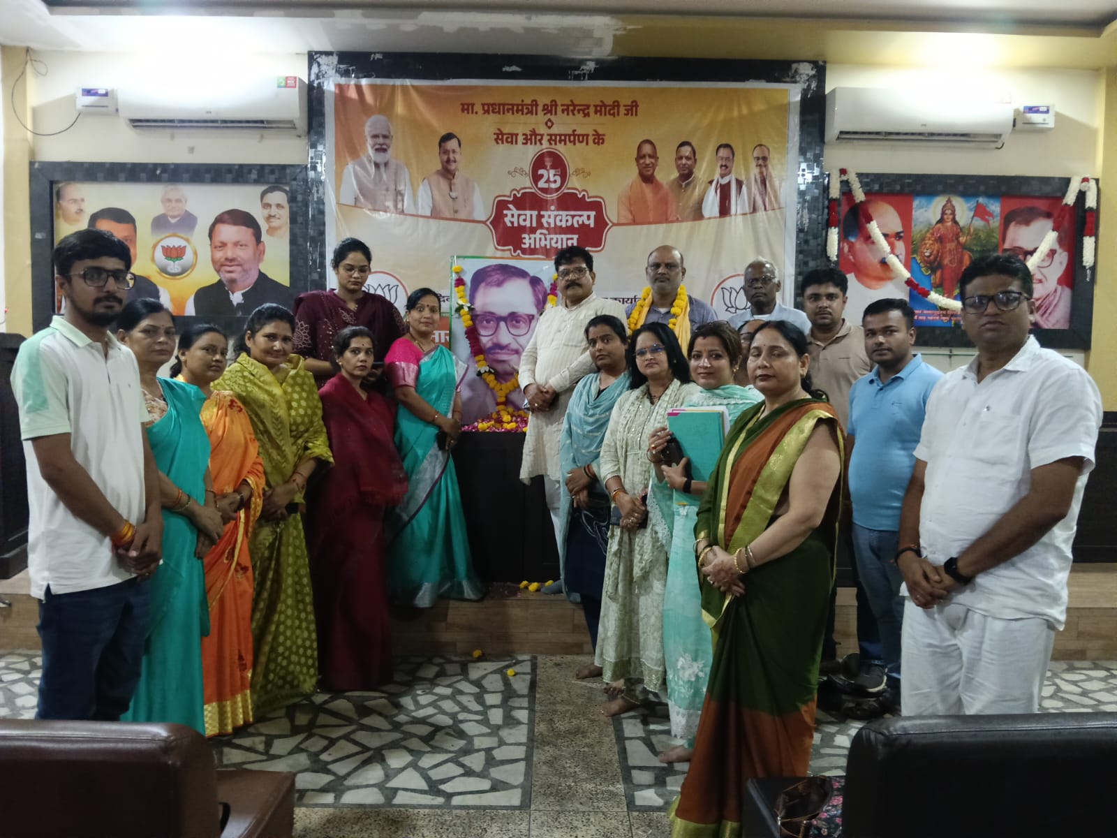 अंत्योदय और एकात्म मानववाद के प्रणेता पं. दीनदयाल उपाध्याय को किया नमन  भाजपा पदाधिकारियों एवं कार्यकर्ताओं ने चित्र पर पुष्पांजलि अर्पित कर लिया जनसेवा का संकल्प