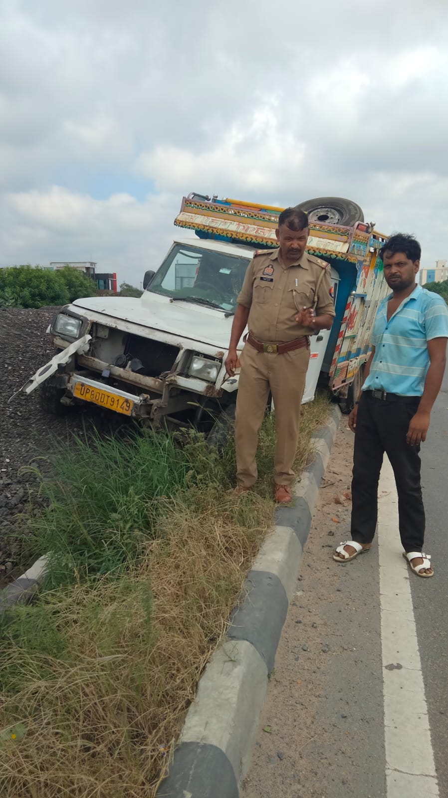 झपकी आने से डिवाइडर से टकराई पिकअप