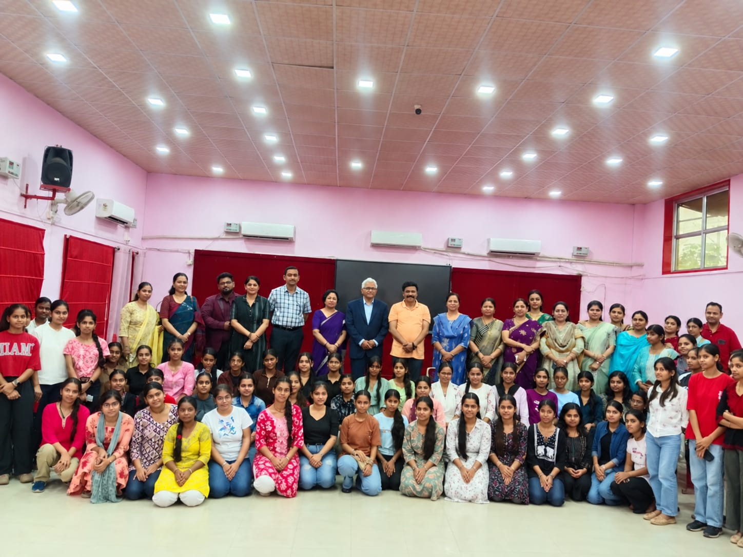 डिजिटल मार्केटिंग और  एआई है भविष्य, रोजगार के लिए रहे तैयार शासी निकाय के अध्यक्ष पंकज जायसवाल ने छात्राओं को डिजिटल मार्केटिंग एवं एआई की दी विस्तार से जानकारी