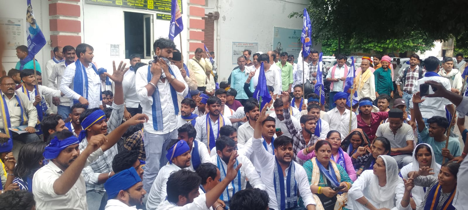 जिलाधिकारी को ज्ञापन देने पर अड़े आजाद समाज पार्टी कार्यकर्ता, एसडीएम न्यायिक ने लिया 24 सूत्रीय ज्ञापन