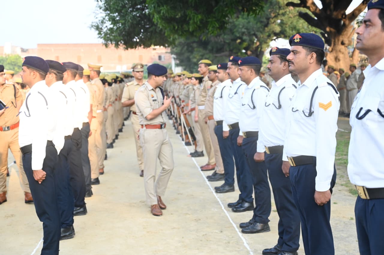 एसपी ने साप्ताहिक परेड की सलामी लेकर किया निरीक्षण