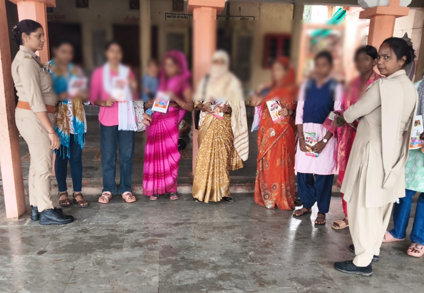 भदोही पुलिस ने मिशन शक्ति में महिलाओं को सुरक्षा के गुर सिखाएरूहेल्पलाइन नंबर, कानूनी अधिकार और साइबर अपराध से बचाव की दी जानकारी