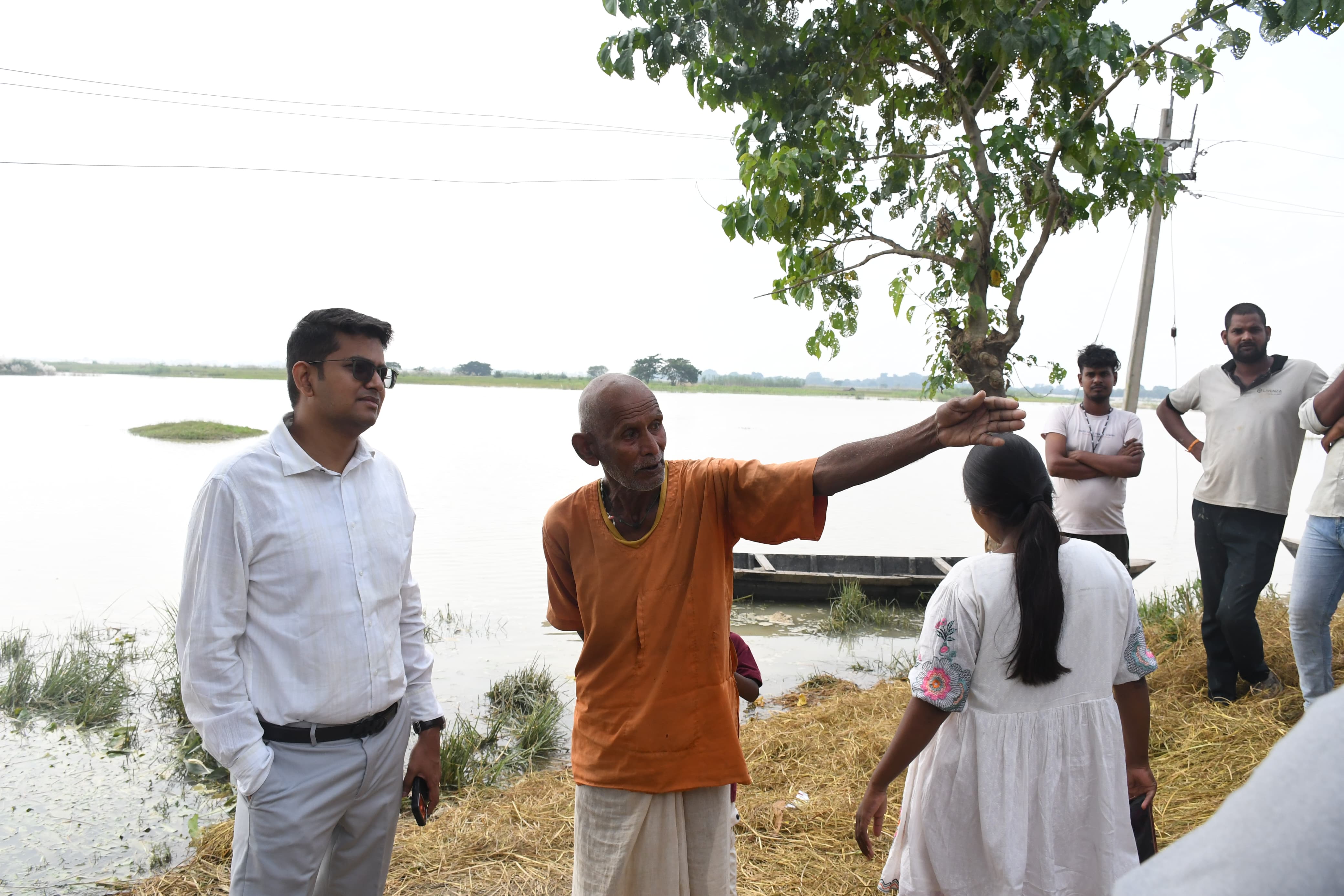 बाढ़ प्रभावित संगलदीप और बैरवानानकार पहुंचे डीएम, फसल सर्वे कराकर मुआवजा दिलाने के दिए निर्देश