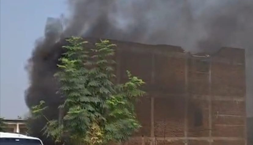 अज्ञात कारणों से कार बाजार में लगी भीषण आग से मची अफरा-तफरी  दमकल कर्मियों ने कड़ी मसक्कत के बाद आग पर पाया काबू