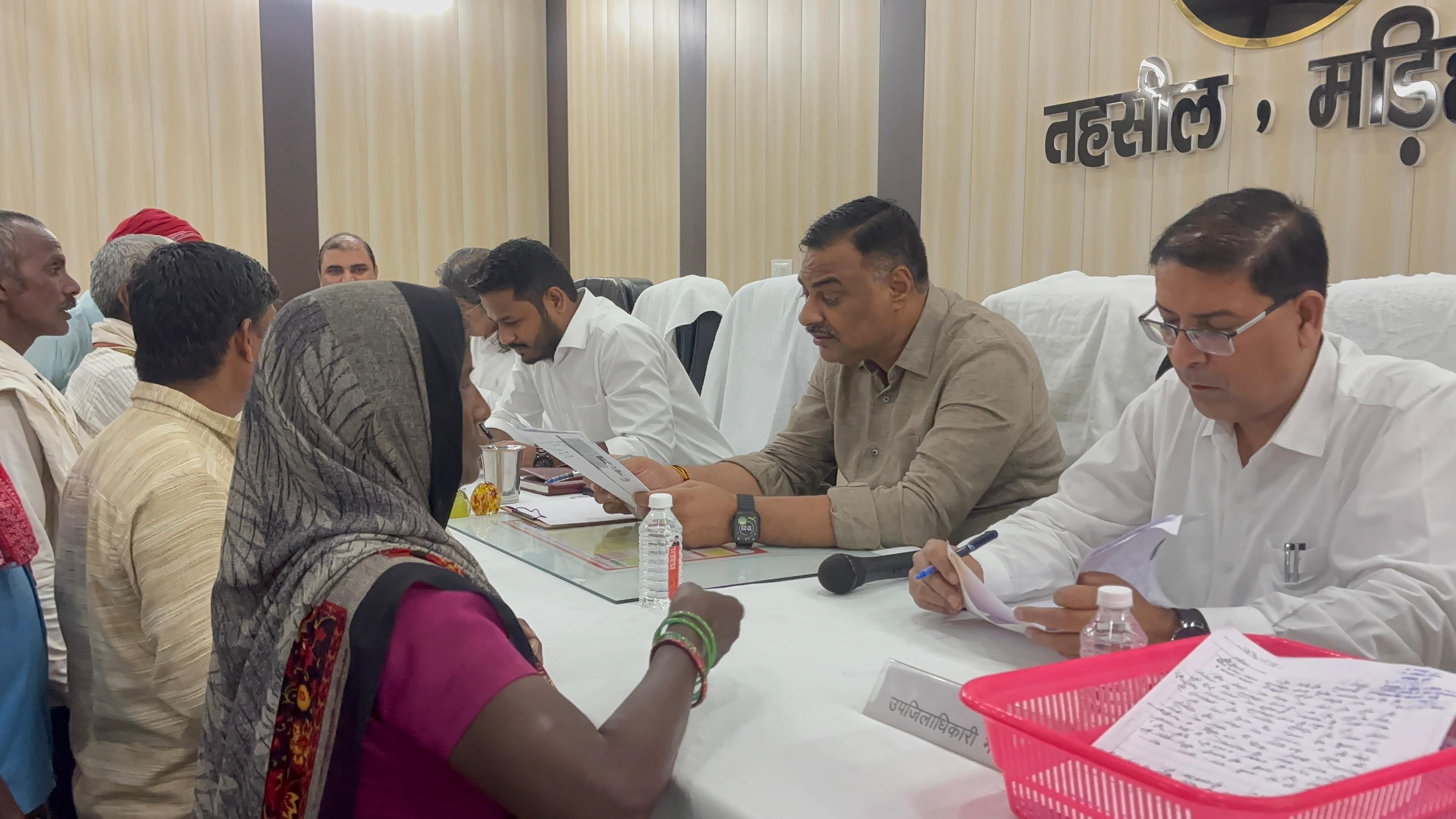 मीरजापुर में सम्पूर्ण समाधान दिवस: 33 मामलों का मौके पर निस्तारण, डीएम ने अधिकारियों को दिए सख्त निर्देश