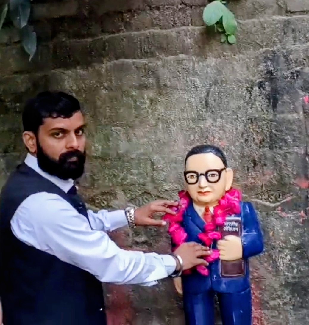 डॉ. भीमराव आंबेडकर की प्रतिमा खंडित, गांव में मचा हड़कंप - सूचना मिलते ही भीम आर्मी और आजाद समाज पार्टी के मंडल संयोजक पहुंचे मौके पर, प्रशासन ने नई प्रतिमा स्थापित कराई