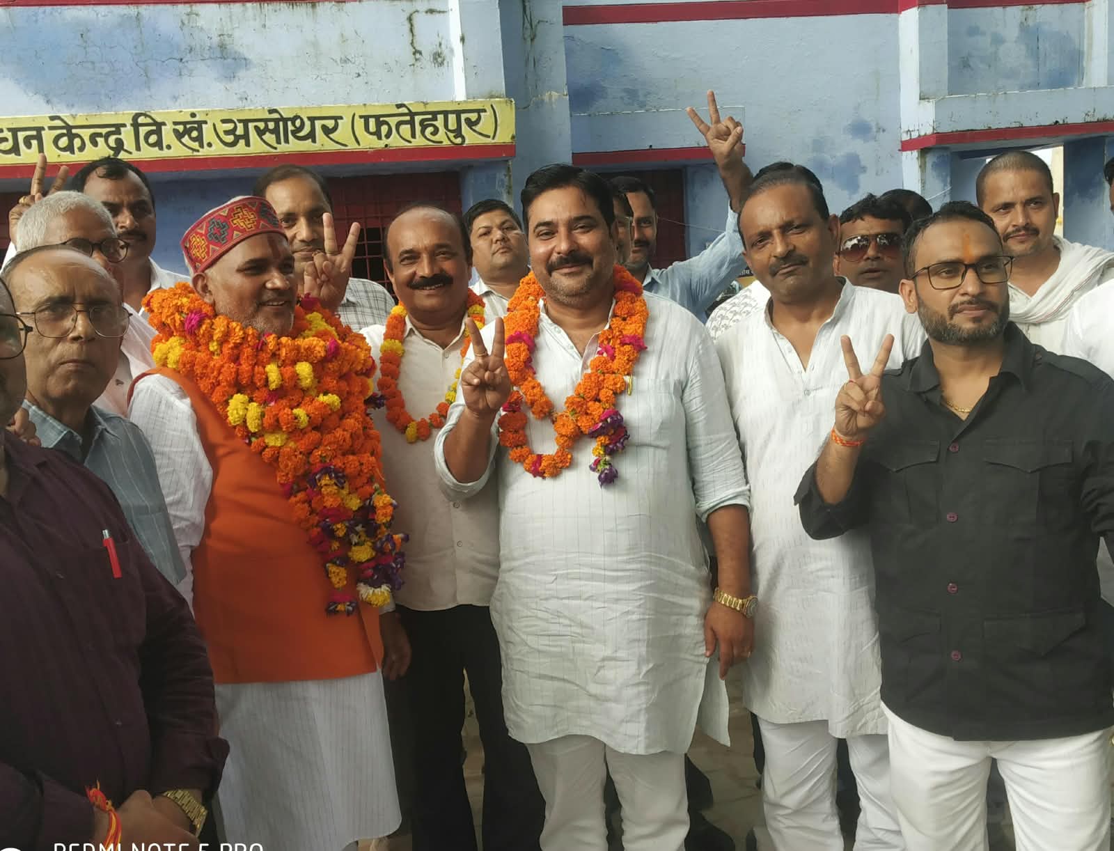 अनुराग मिश्र पांचवीं बार निर्विरोध बने असोथर शिक्षक संघ के अध्यक्ष - ब्लॉक सभागार में हुआ चुनाव, शिक्षकों ने फूल-मालाओं से किया जोरदार स्वागत