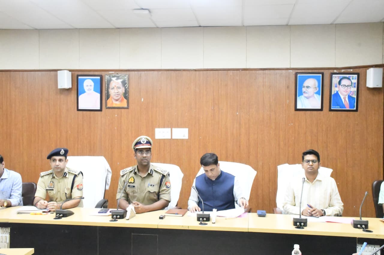 दुर्गा पूजा व विजयदशमी को लेकर सेंट्रल पीस कमेटी की बैठक, पंडालों में सीसीटीवी अनिवार्य कलेक्ट्रेट सभागार में मंडलायुक्त व डीआईजी ने परखीं तैयारियां; नई परंपरा की नहीं होगी इजाजत, अराजकतत्वों पर कसेगा शिकंजा