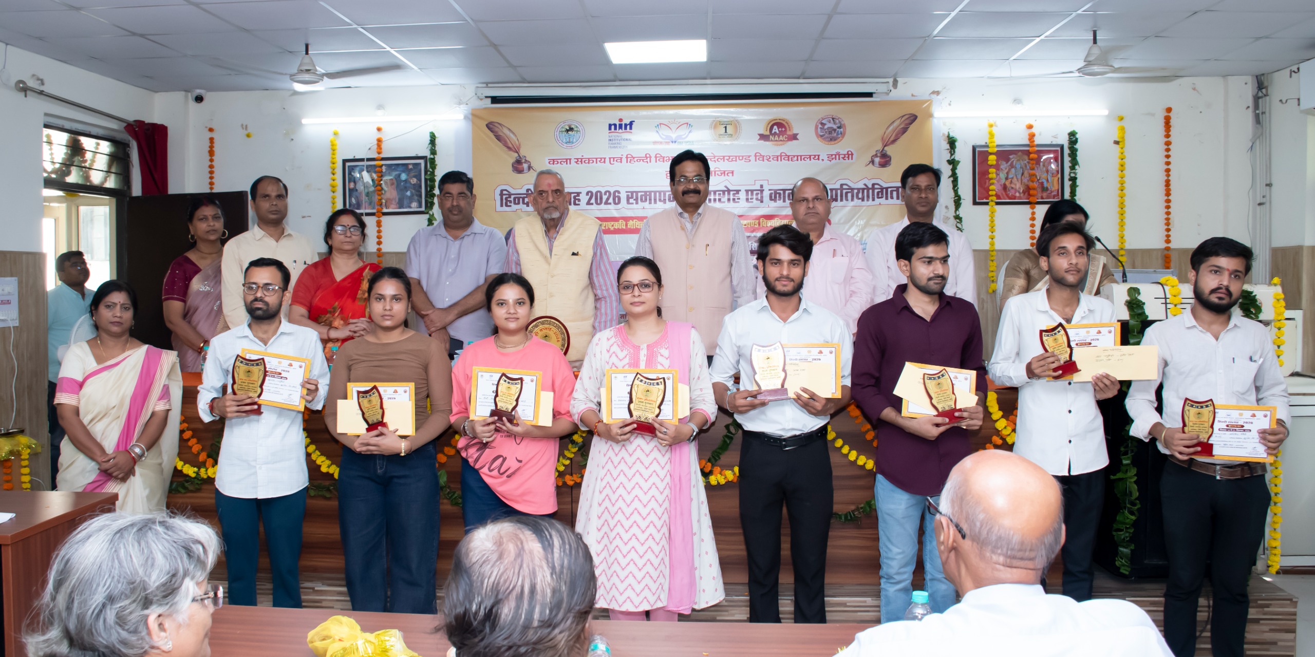 लेखक और कवि विद्यार्थियों के ज्ञानवर्धन के अहम स्रोत : प्रो. मुकेश पाण्डेय  हिंदी सप्ताह के समापन पर विविध प्रतियोगिताओं के विजेताओं को किया गया सम्मानित