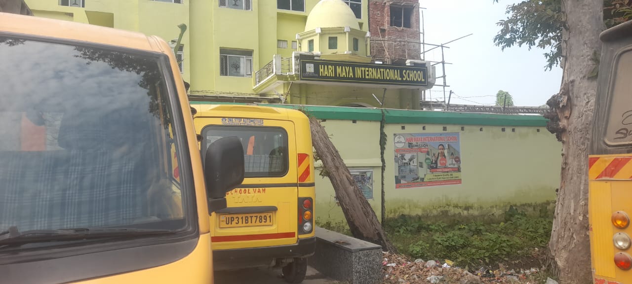 लखीमपुर खीरी: हाईवे पर बने स्कूल से आवागमन होता है बाधित  सरकारी पेड़ काटकर बनाया कार्यालय
