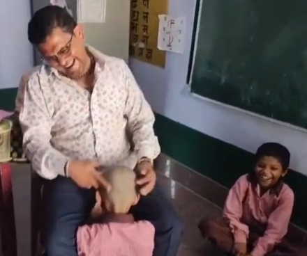 छात्र के सिर को तबला बनाकर बजाने वाले प्रधानाचार्य निलंबित  बरौली प्राथमिक विद्यालय का वीडियो सोशल मीडिया पर वायरल, बीएसए डॉ. राजेश कुमार ने लिया संज्ञान