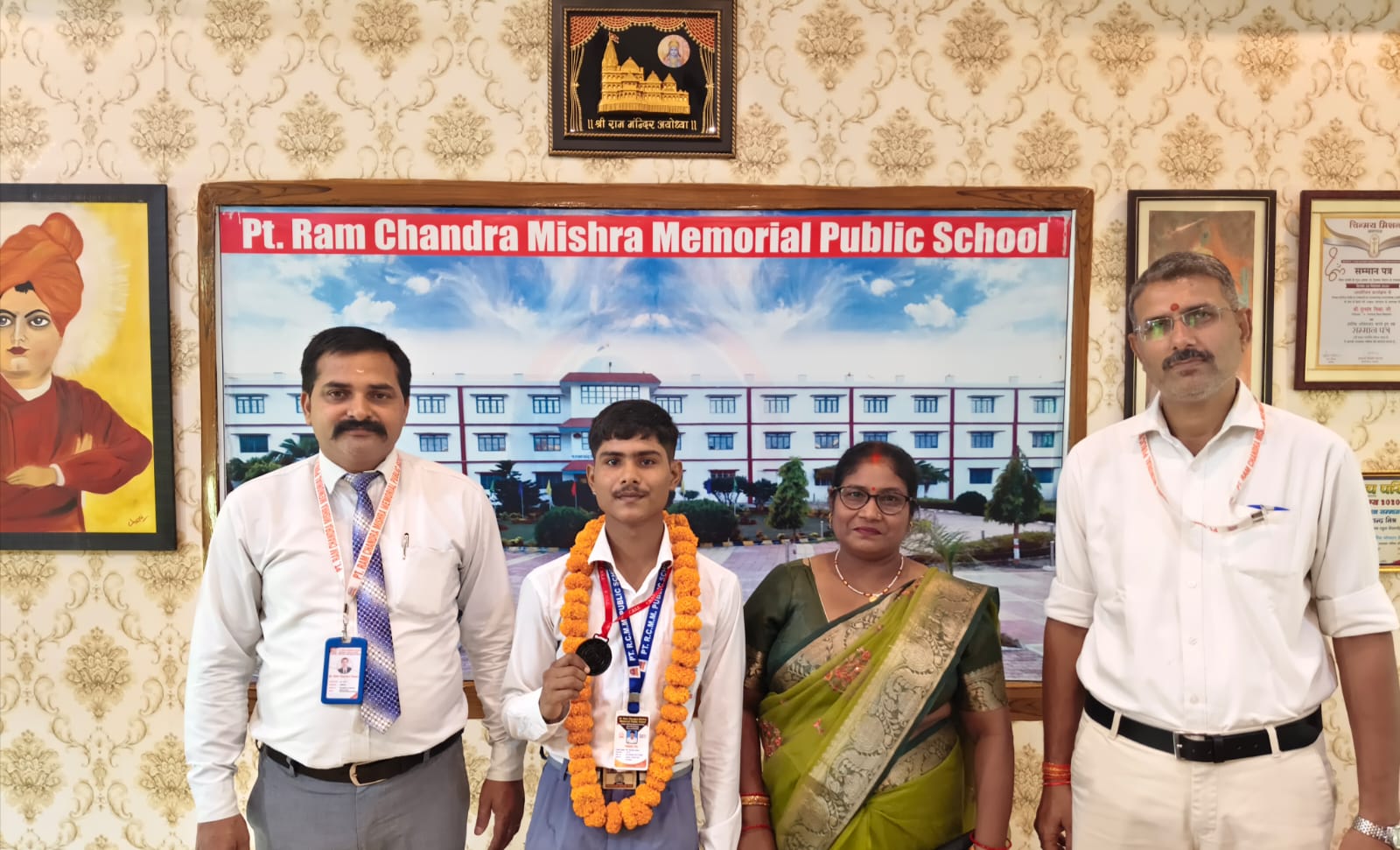 पं रामचंद्र मिश्र मेमो  पब्लिक स्कूल के प्रिंस ने राष्ट्रीय बॉक्सिंग प्रतियोगिता में जीता पदक, सम्मानित