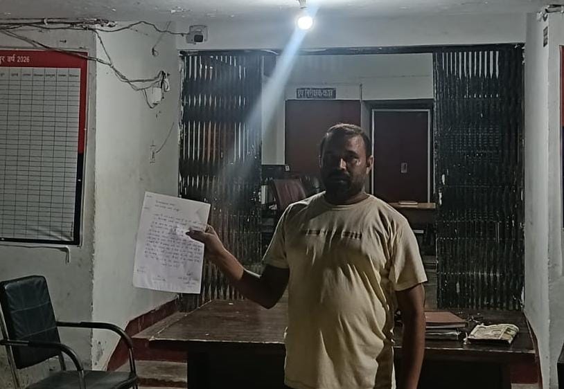 - प्रताप नगर तिराहे पर दुकान के सामने खड़ी स्प्लेंडर प्लस लेकर फरार हुआ अज्ञात व्यक्ति