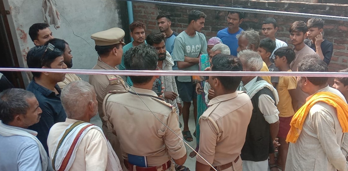 हत्या की आशंका, सामान बिखरा एवं बक्सों के ताले टूटे होने से प्रथम दृश्यता लूट की भी चर्चा