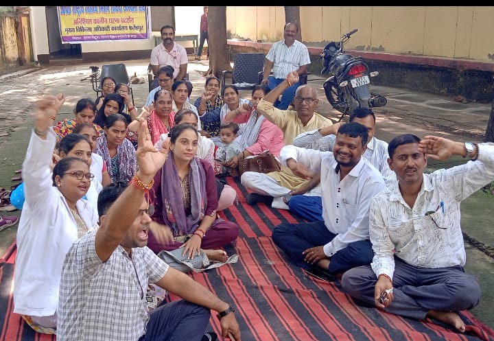 एनएचएम संविदा कर्मचारियों ने सीएमओ कार्यालय में किया प्रदर्शन, आंदोलन जारी रखने का ऐलान - कार्यस्थलों पर काली पट्टी बांधकर जताया विरोध, 10 अक्टूबर को सीएमओ कार्यालय में धरने की तैयारी