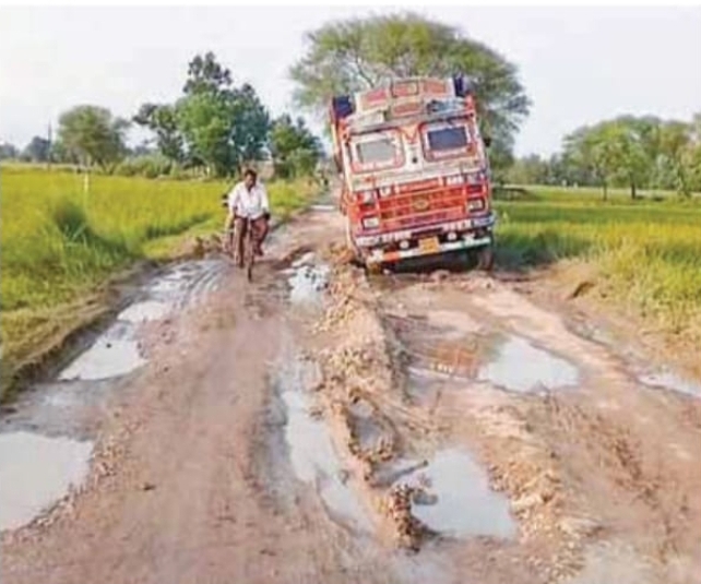 लक्ष्मीनगर-मल्दा-मधवनगर मार्ग बड़े गड्ढों में तबदील,आए दिन फंसती हैं गाड़ियां