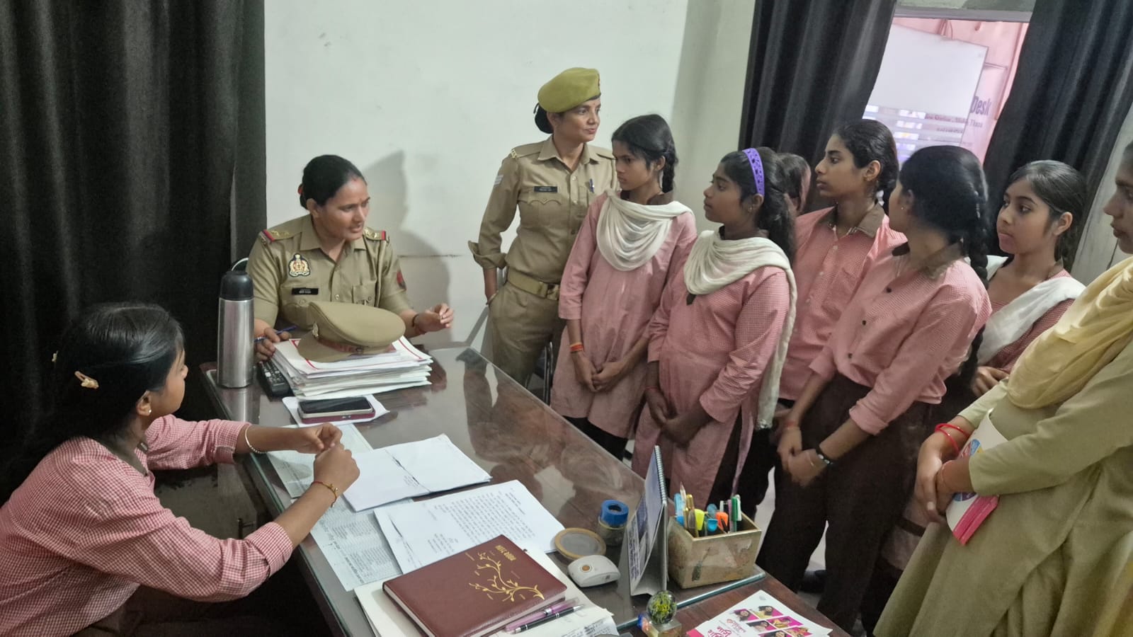 मिशन शक्ति अभियान: छात्रा स्वाति बनीं एक दिन की महिला थाना प्रभारी  अलमासपुर के प्राथमिक स्कूल की छात्राओं ने किया महिला थाने का भ्रमण, पुलिस की कार्यप्रणाली और महिला सुरक्षा के प्रति किया जागरूक