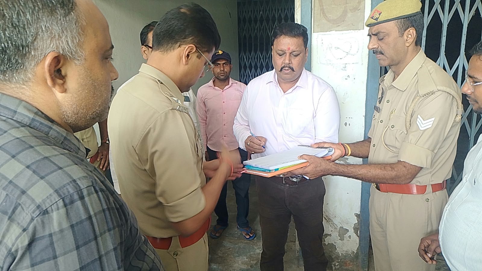 मतदाता सूची में पात्र मतदाताओं के नाम जोड़ने और ईवीएम-वीवीपैट की एफएलसी को लेकर डीएम की बैठक