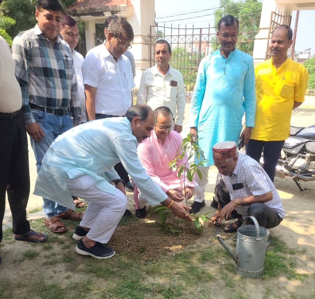 सत्य और अहिंसा को जीवन का आधार बनाएं रू कर्नल विनय गांधी जयंती पर मुविवि में रामधुन, वृक्षारोपण और स्वच्छता अभियान