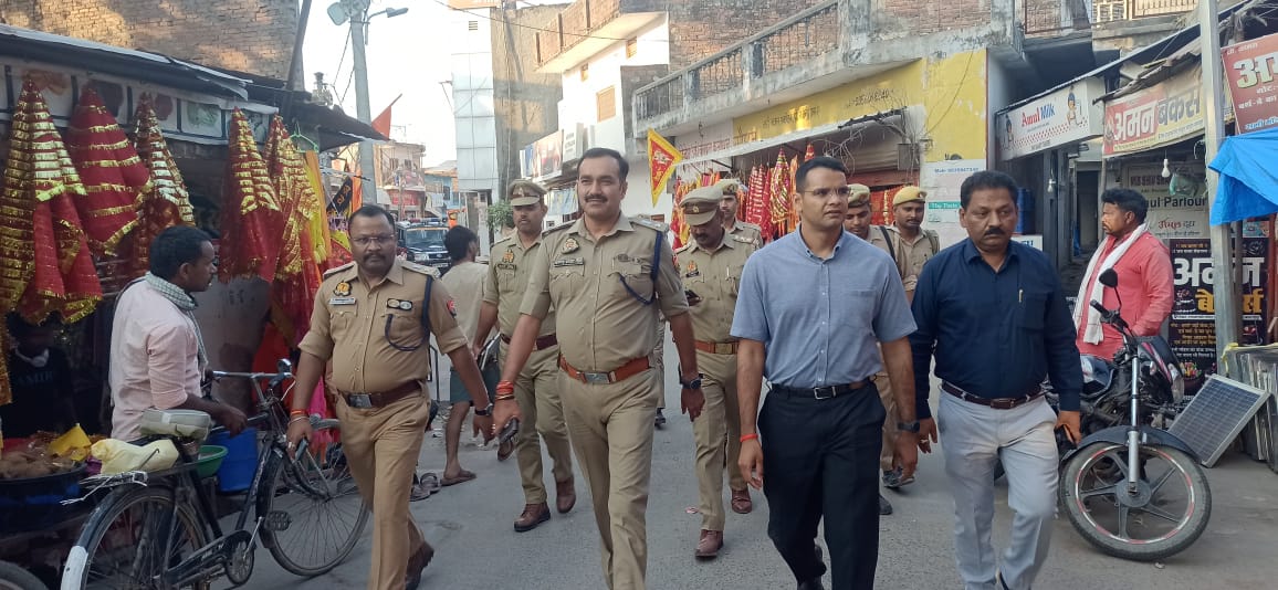 कस्बा पचपेड़वा में डीएम एवं एसपी ने किया पैदल मार्च, आमजन को दिलाया सुरक्षा का भरोसा