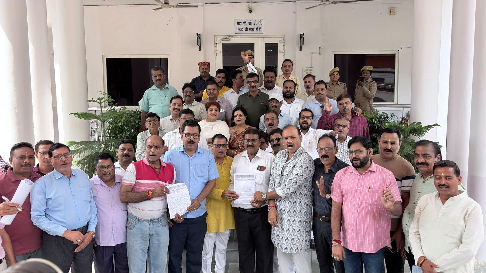 यूपीआई पर प्रस्तावित एमडीआर के विरोध में व्यापारियों ने सौंपा ज्ञापन