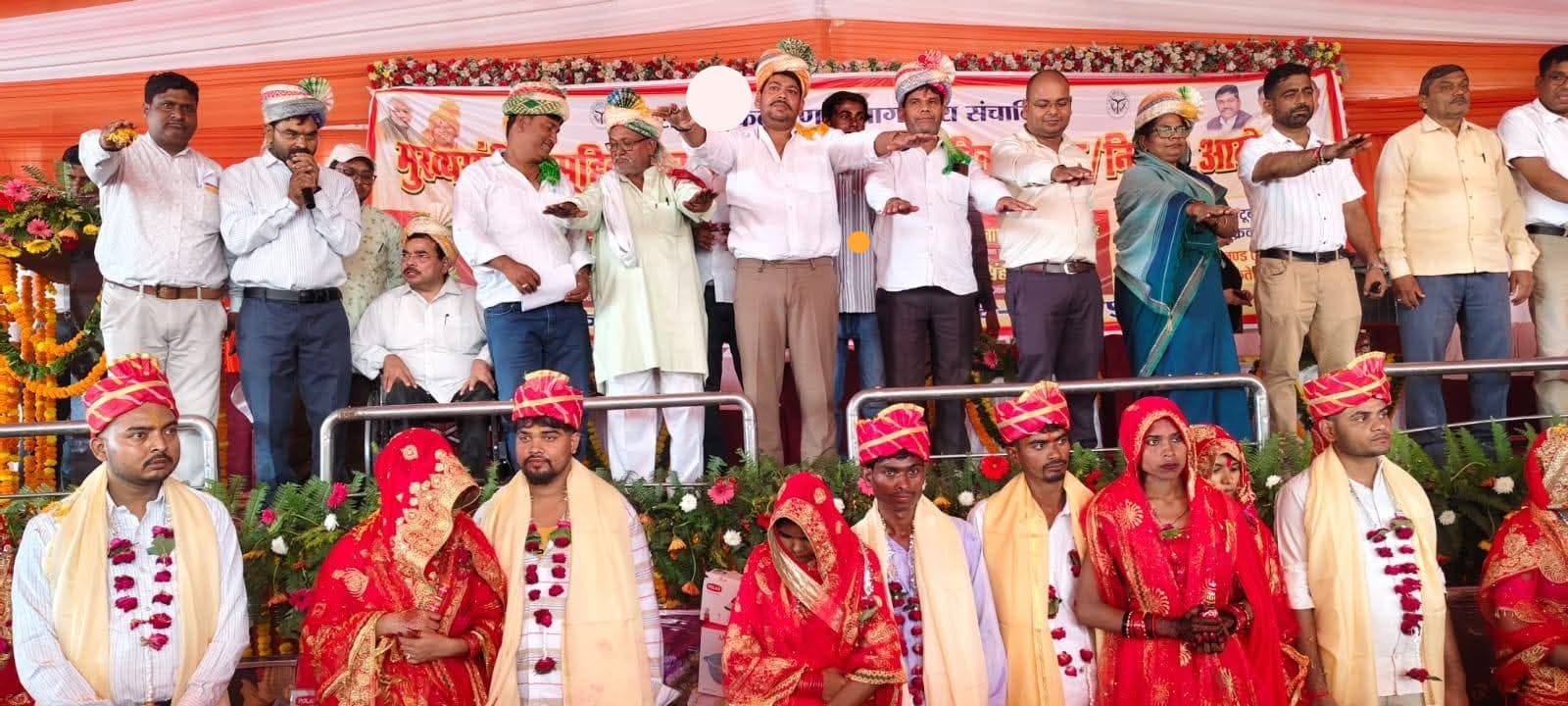 ऐरायां ब्लॉक परिसर में सामूहिक विवाह समारोह, 209 जोड़े परिणय सूत्र में बंधे - मुख्य अतिथि विधायक ऊषा मौर्या और ब्लॉक प्रमुख अनुज प्रताप सिंह ने नवदंपतियों को दिया आशीर्वाद