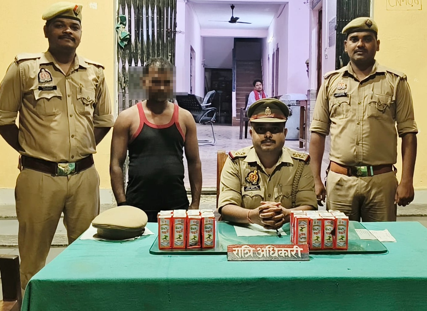 पडरौना कोतवाली पुलिस की कार्रवाई, 50 पाउच अवैध देशी शराब के साथ दो गिरफ्तार