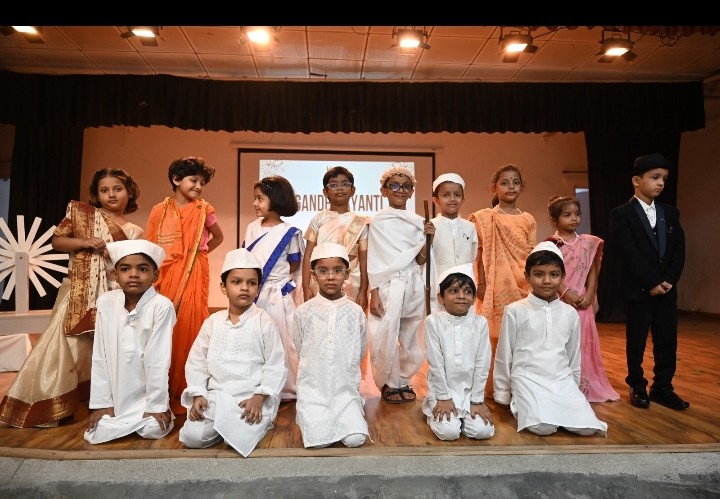 महापुरूषों के जीवन मूल्यों को बच्चों में बीजारोपण करें रू विभा श्रीवास्तव पीएनएस में श्रद्धा के साथ मनाई गई गांधी जी, शास्त्री जी की  जयंती