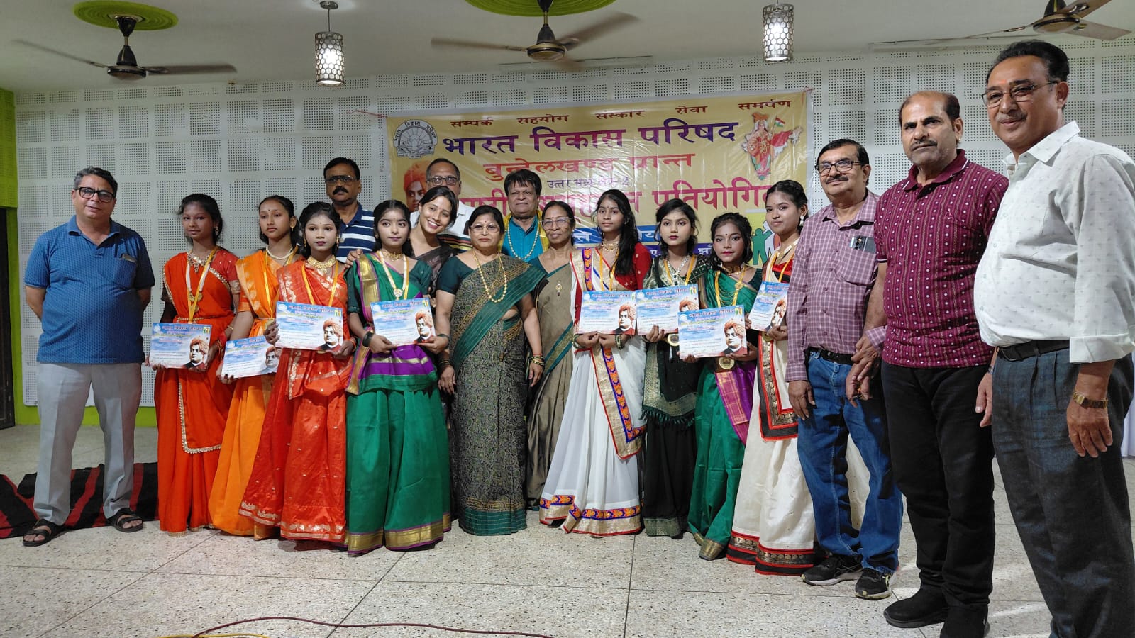 राष्ट्रीय समूहगान प्रतियोगिता में सरस्वती बालिका विद्यालय की छात्राओं ने जीता प्रथम स्थान