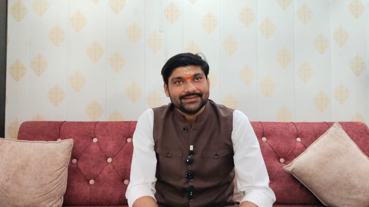 भदोही सदर में अमित सिंह प्रिंस की एंट्री से सियासी पारा चढ़ा, बोले-कोई हाउस लड़े, मैं हर हाल में लड़ूंगा चुनाव टिकट मिले या न मिले, चुनाव लड़ने का ऐलानय भाजपा, सपा और बसपा के संभावित समीकरणों के बीच बढ़ी हलचल