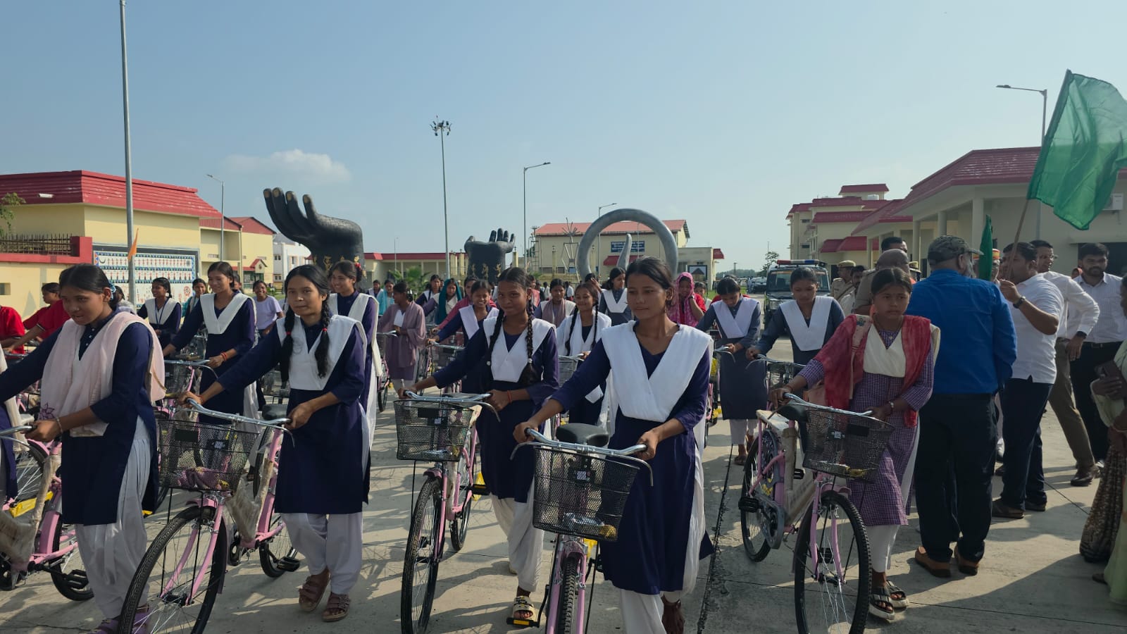 इमिलिया कोड़र में थारू जनजाति की 299 छात्राओं को मिली साइकिल की सौगात