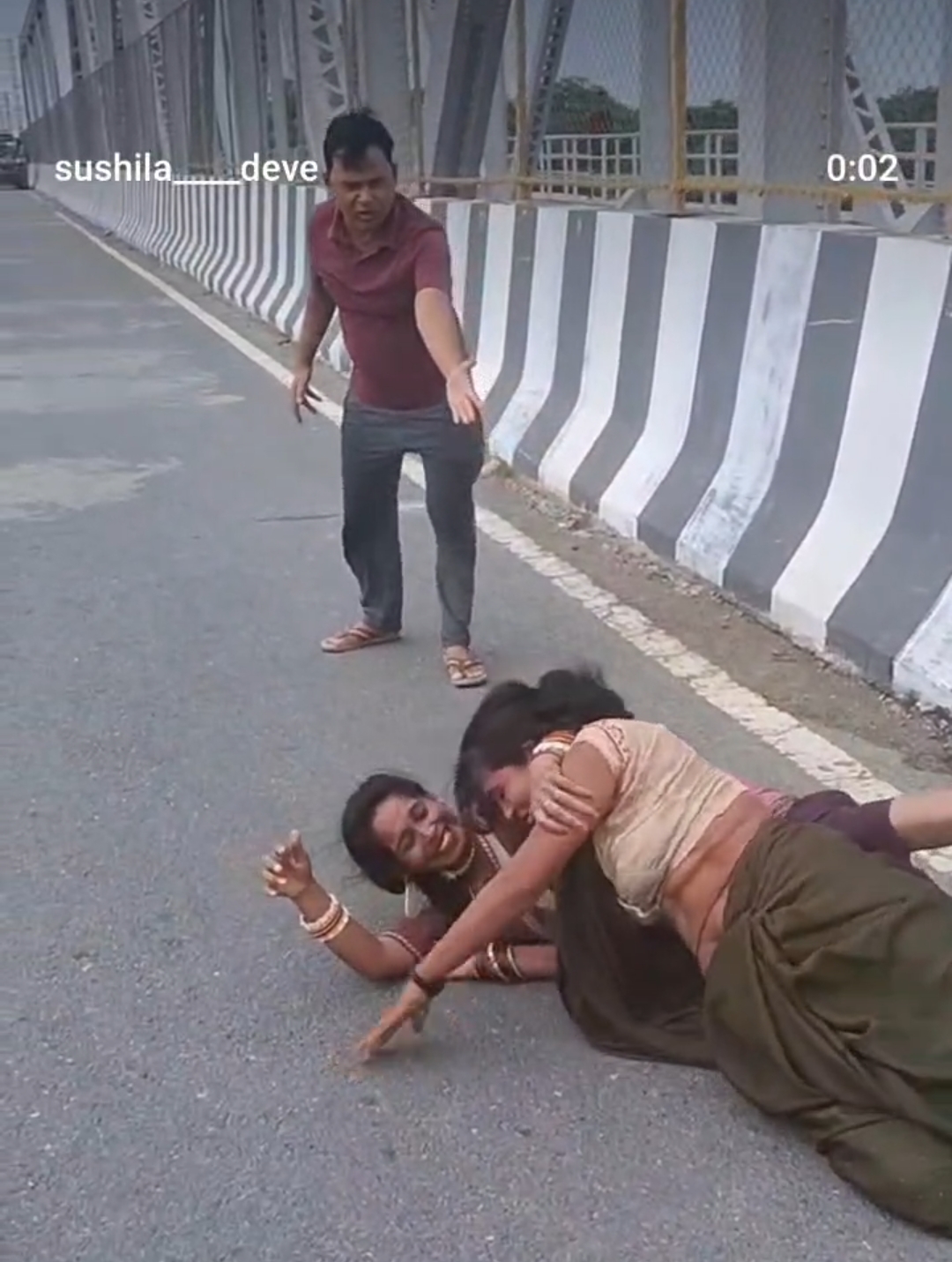 पनियहवा पुल पर रील का बेशर्म खेल, यातायात से खिलवाड़