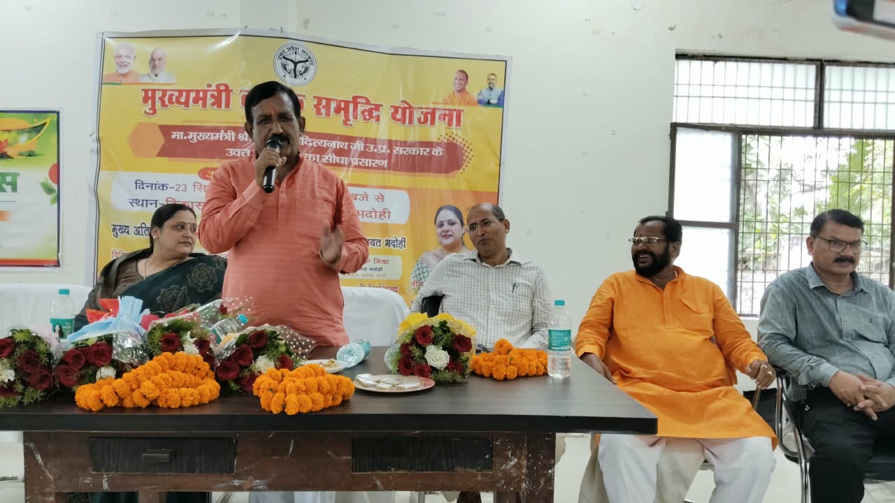 जिला पंचायत अध्यक्ष ने किसानों को दी योजनाओं की जानकारीरू अनिरुद्ध त्रिपाठी बोले- पहले माफियाओं के कारण नहीं मिलता था योजनाओं का लाभ