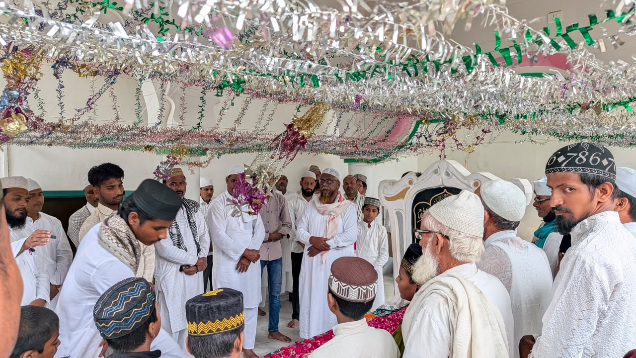 जश्ने जुलूसे गौसियां में जुटे अकीदतमंद, मजार पर हुई चादरपोशी
