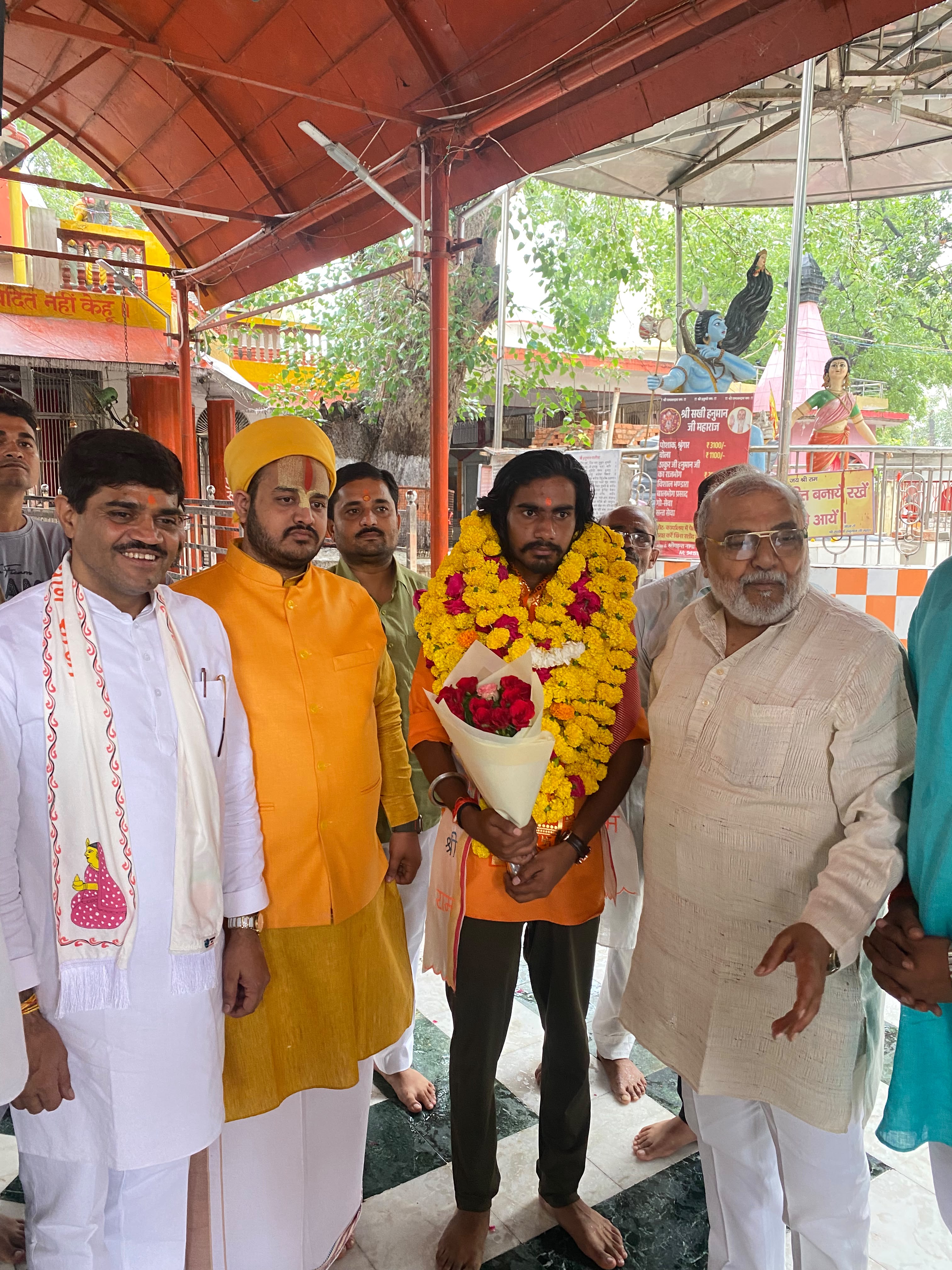 कश्मीर से कन्याकुमारी तक संकल्प की पदयात्रा, झांसी में ‘गब्बोले सनातनी’ का भव्य स्वागत   लाल चौक से निकले अनिकेत पटेल का सखी के हनुमान जी मंदिर परिसर में पुष्पवर्षा व जयकारों के बीच हुआ अभिनंदन